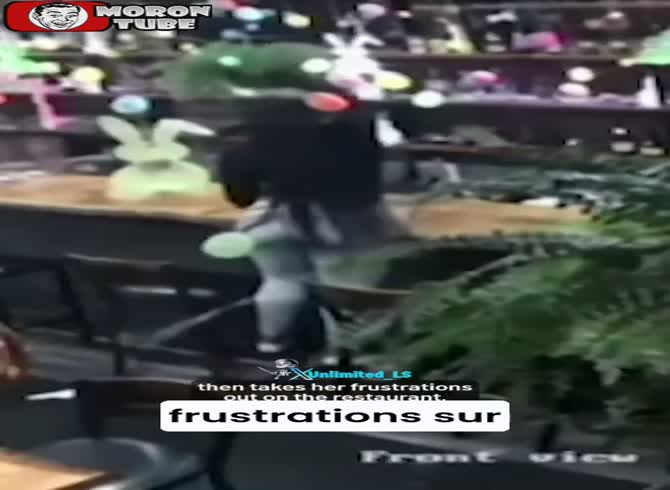 Video: A waitress gets her ass kicked for refusing a refund